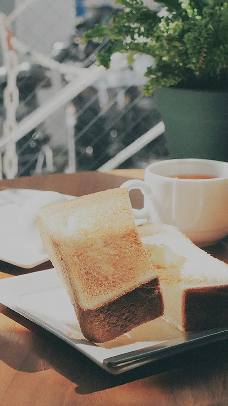 こんがり焼けたトーストとコーヒーのセット