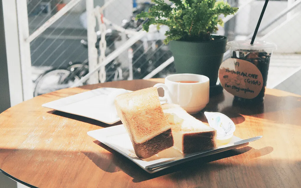 こんがり焼けたトーストと引き立てコーヒーのセット